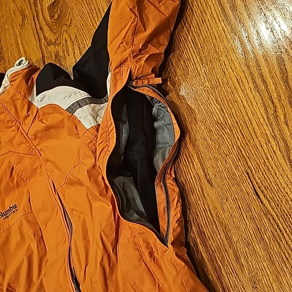 Columbia Vertex ski or snowboard jacket with hood. - Picture 6 of 6